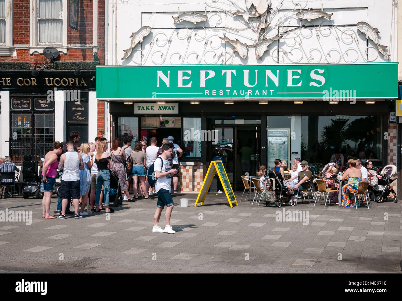 Coda Daytrippers per i chip in una giornata calda. Foto Stock