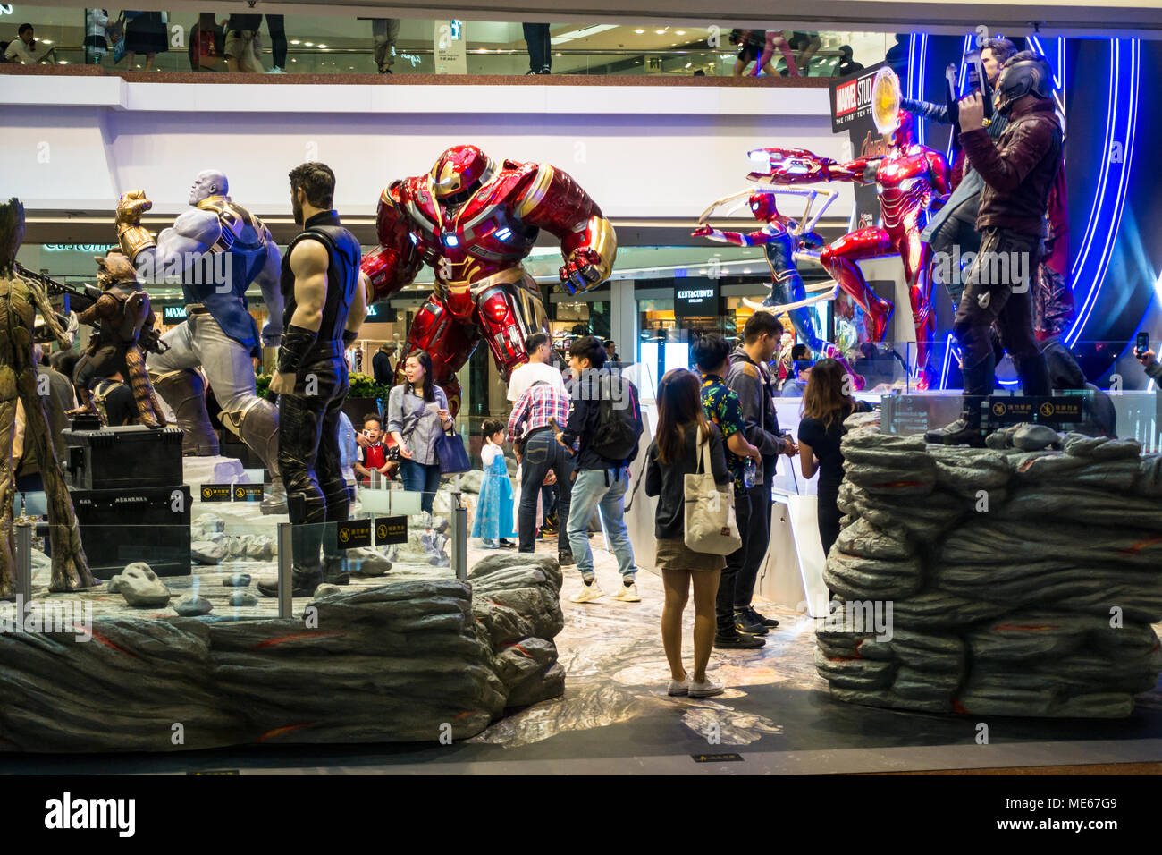 Supereroi Marvel marketing campagna pubblicitaria del film di grande successo a shopping Mall (centro), promozione di personaggi cinematografici Foto Stock
