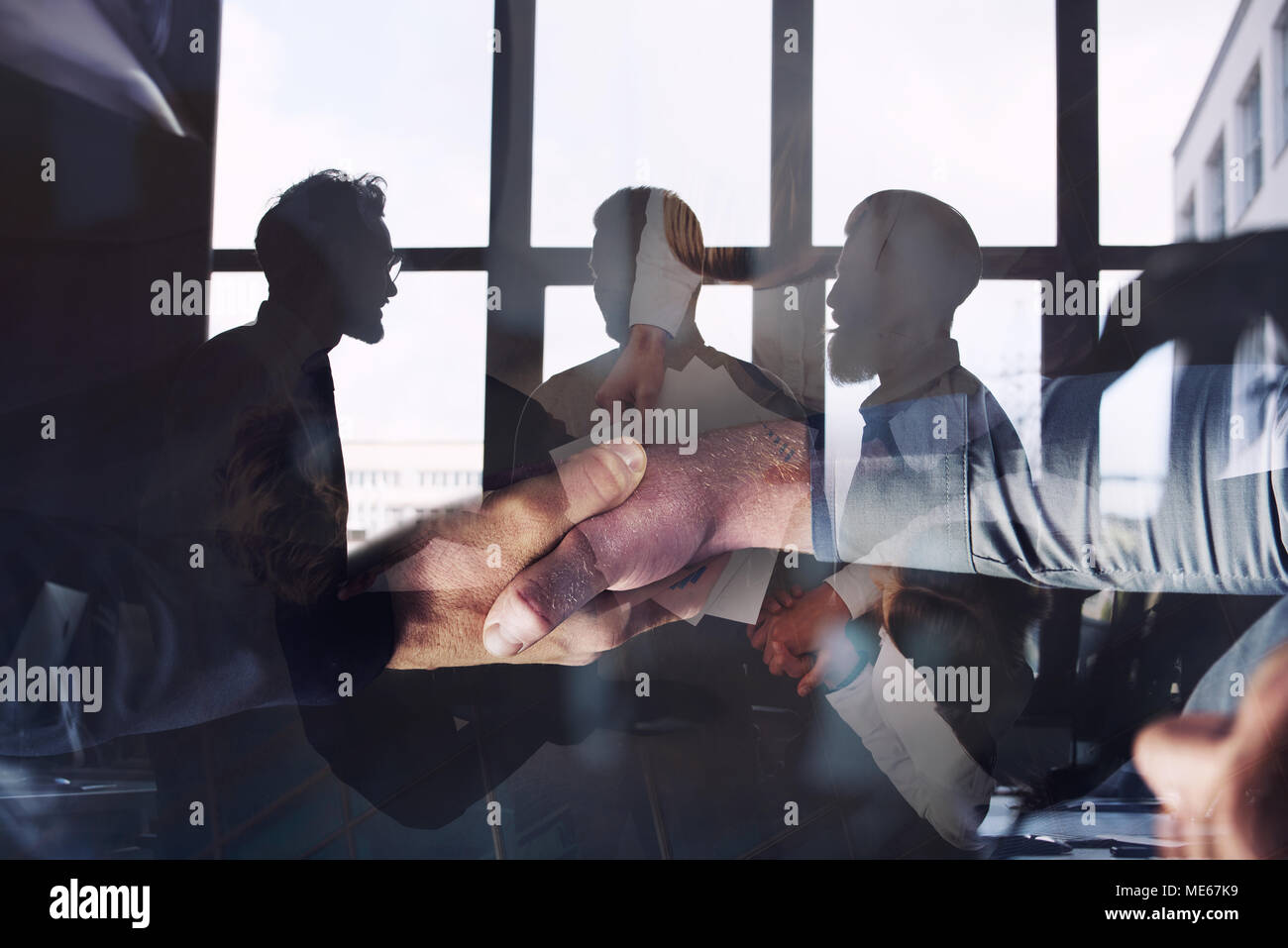 Handshaking persona business in ufficio. concetto di partnership e il lavoro di squadra. doppia esposizione Foto Stock