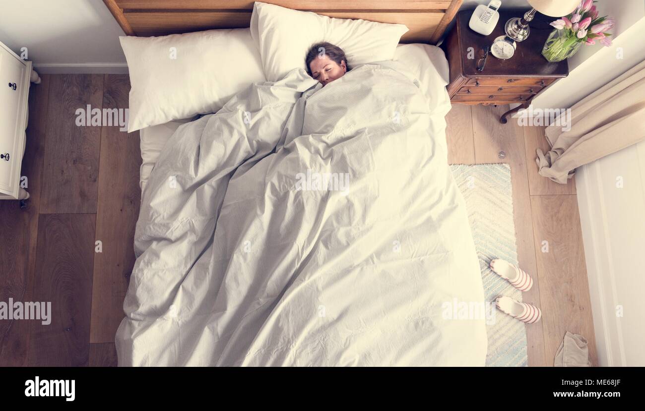 La donna caucasica dormire sonni tranquilli Foto Stock