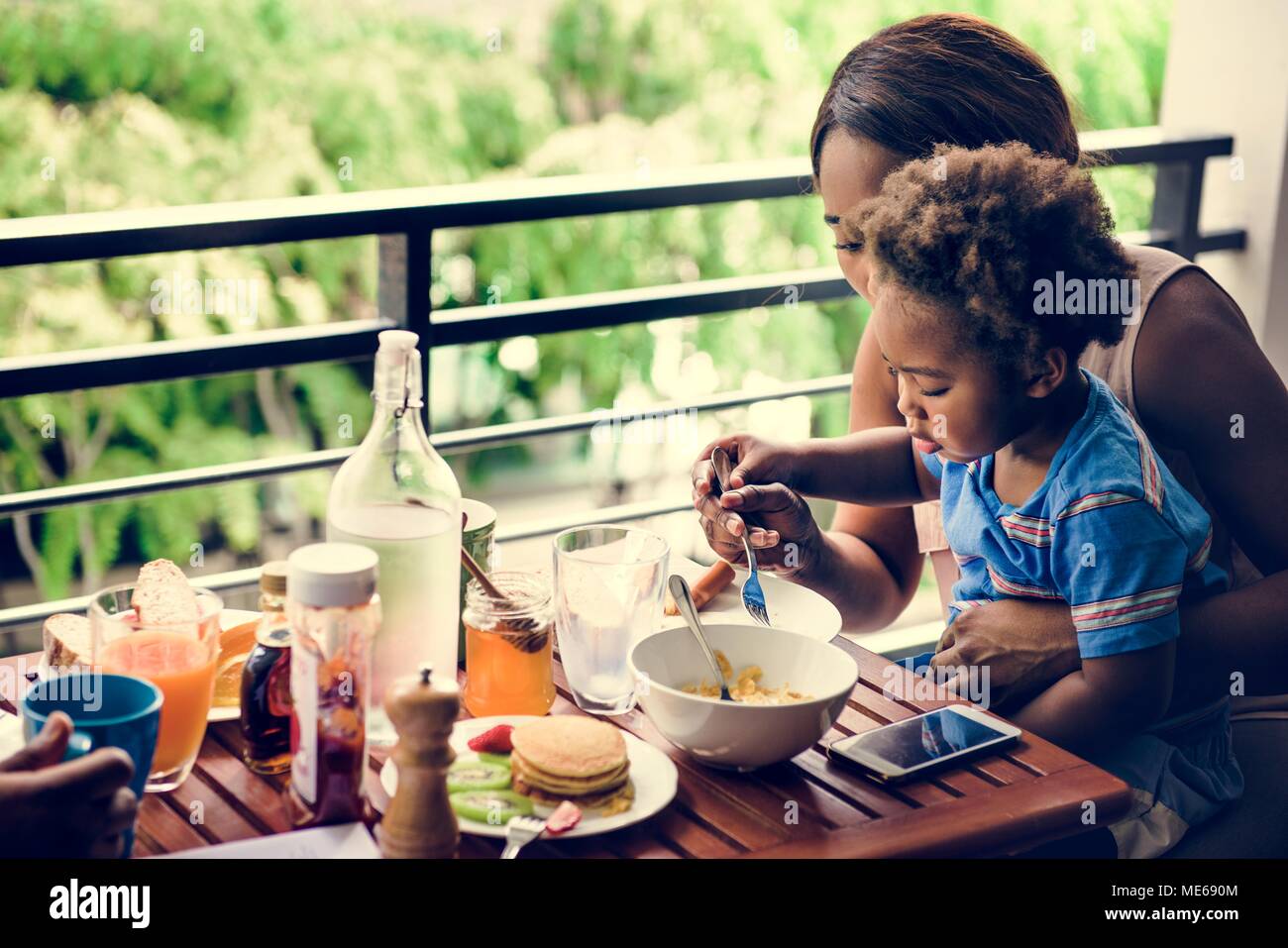Mamma Single avente la colazione con il suo bambino Foto Stock