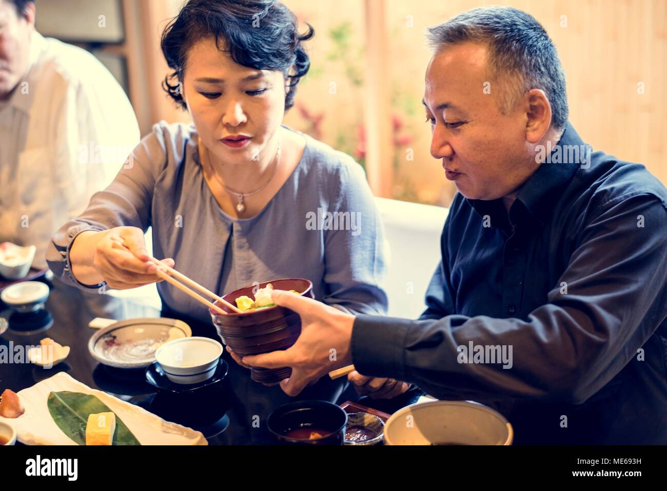 Famiglia giapponese cenare insieme con la felicità Foto Stock