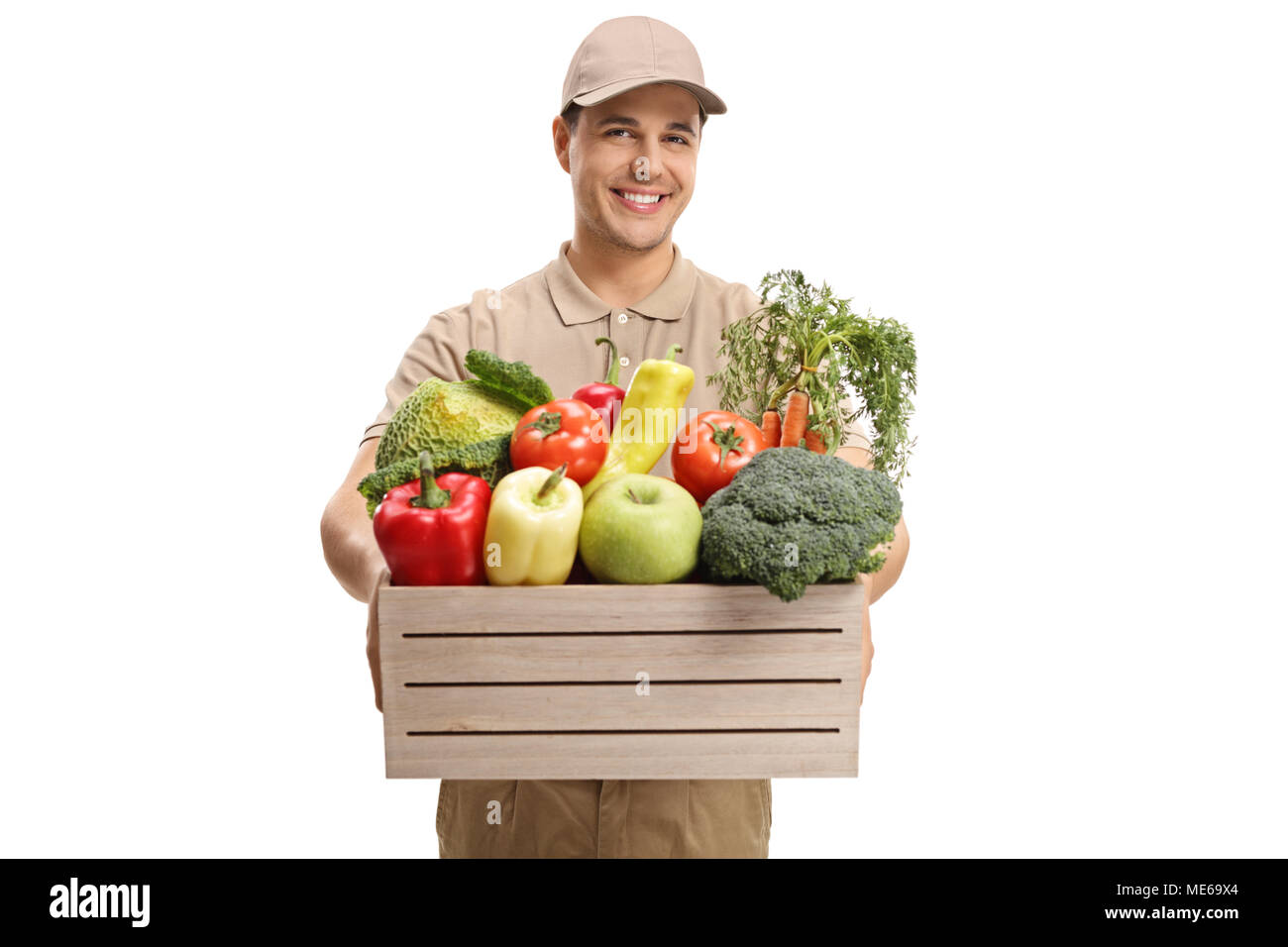 Delivery Guy dando una cassa riempita con negozi di generi alimentari isolati su sfondo bianco Foto Stock