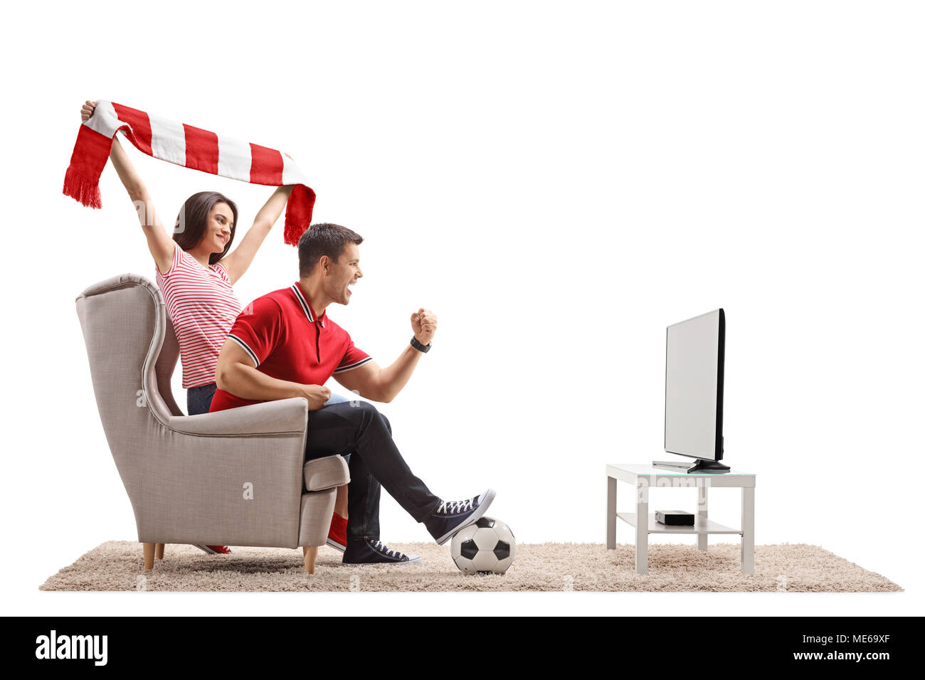 Euforici gli appassionati di calcio guardando la partita di calcio in televisione isolati su sfondo bianco Foto Stock