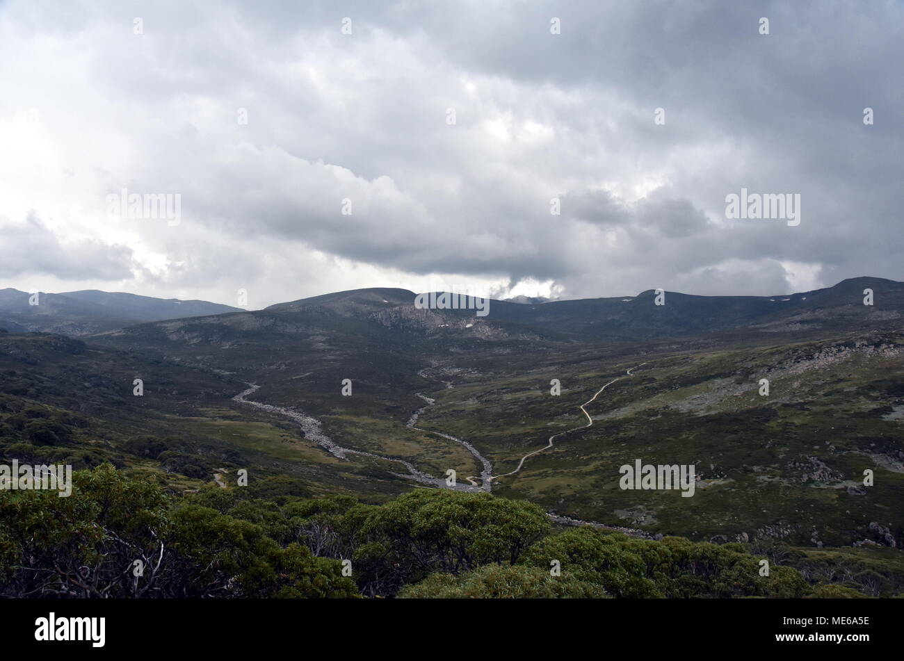 A piedi via a Charlotte passano nelle montagne innevate del Nuovo Galles del Sud, Australia. Foto Stock