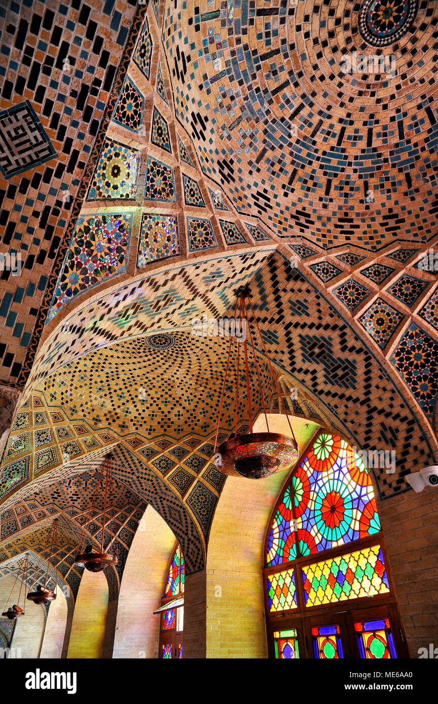 La sala da preghiera di Nasir Ol Molk moschea o Rosa moschea con i suoi bellissimi vetri colorati in windows, far provincia, Shiraz, Iran. © Antonio Ciufo Foto Stock