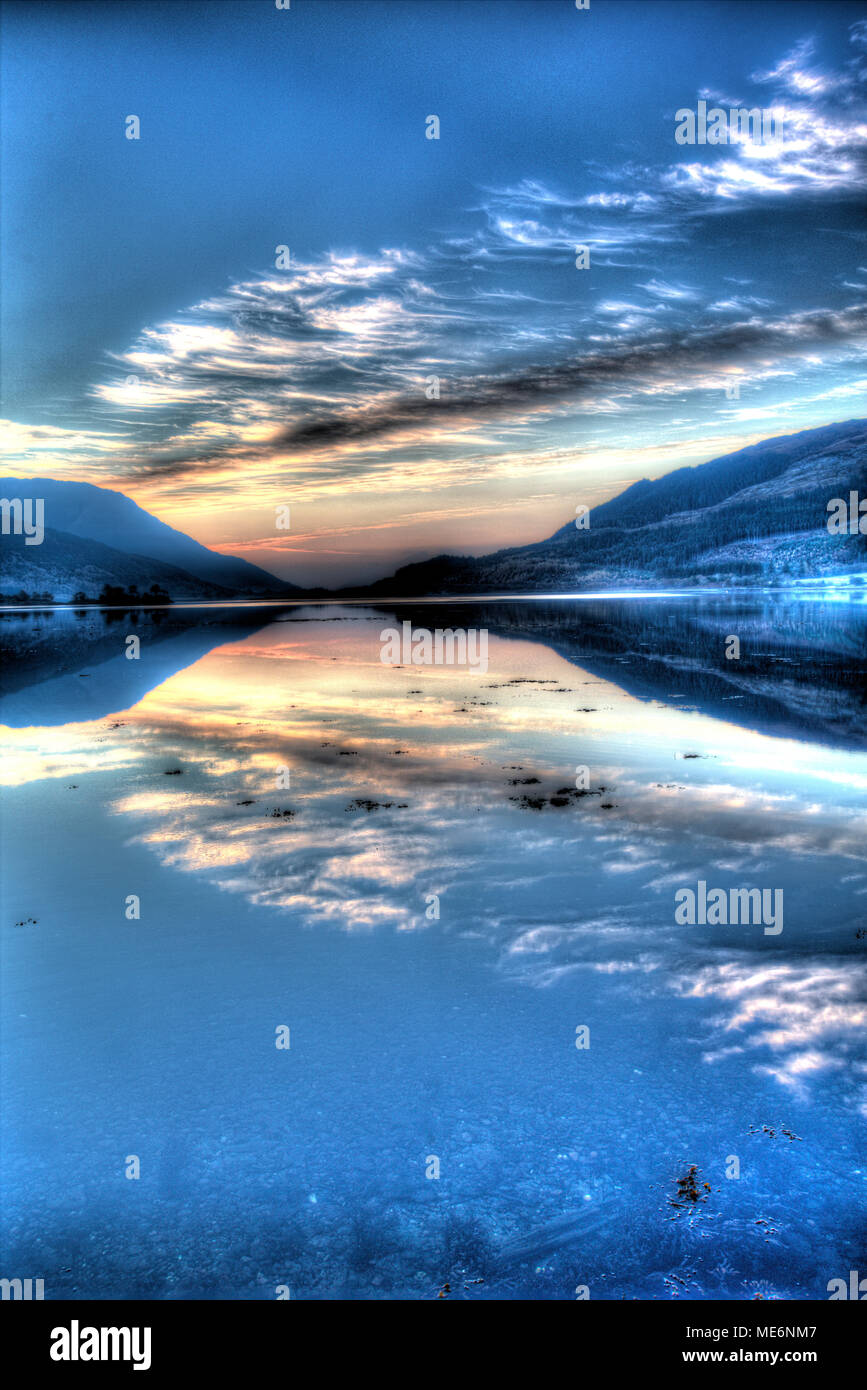 Area di Gen Coe, Scozia. Artistico vista del tramonto di Loch Leven con North Ballachulish fondo in lontananza. Foto Stock