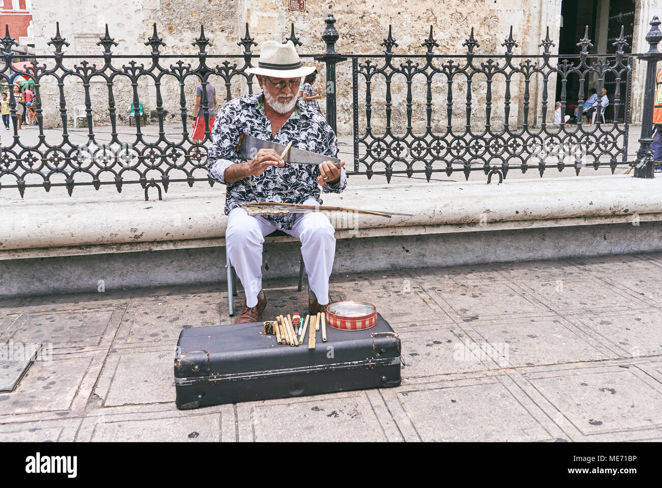 L'artista uomo sta giocando la vedeva come il violino di fronte alla cattedrale e nel centro della città di Merida, Messico Foto Stock