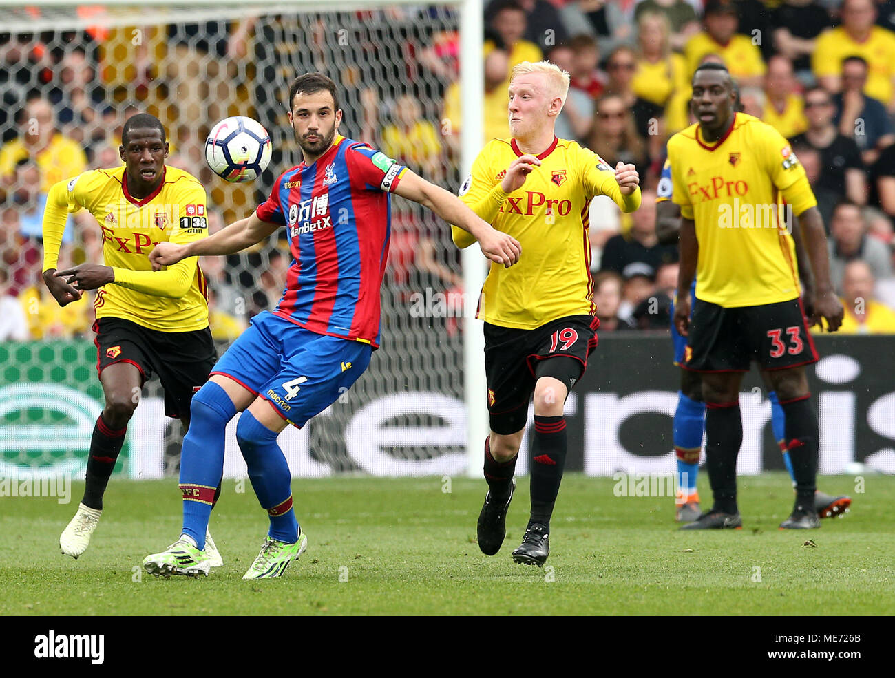 Il palazzo di cristallo di Luka Milivojevic (sinistra) e Watford permetterà di Hughes (a destra) battaglia per la palla durante il match di Premier League a Vicarage Road, Watford. Foto Stock