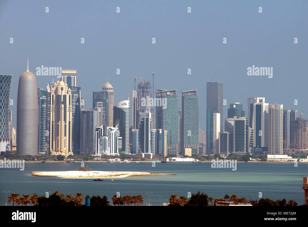 I grattacieli della skyline del centro commerciale di Doha la capitale del Golfo Arabico paese Qatar Foto Stock