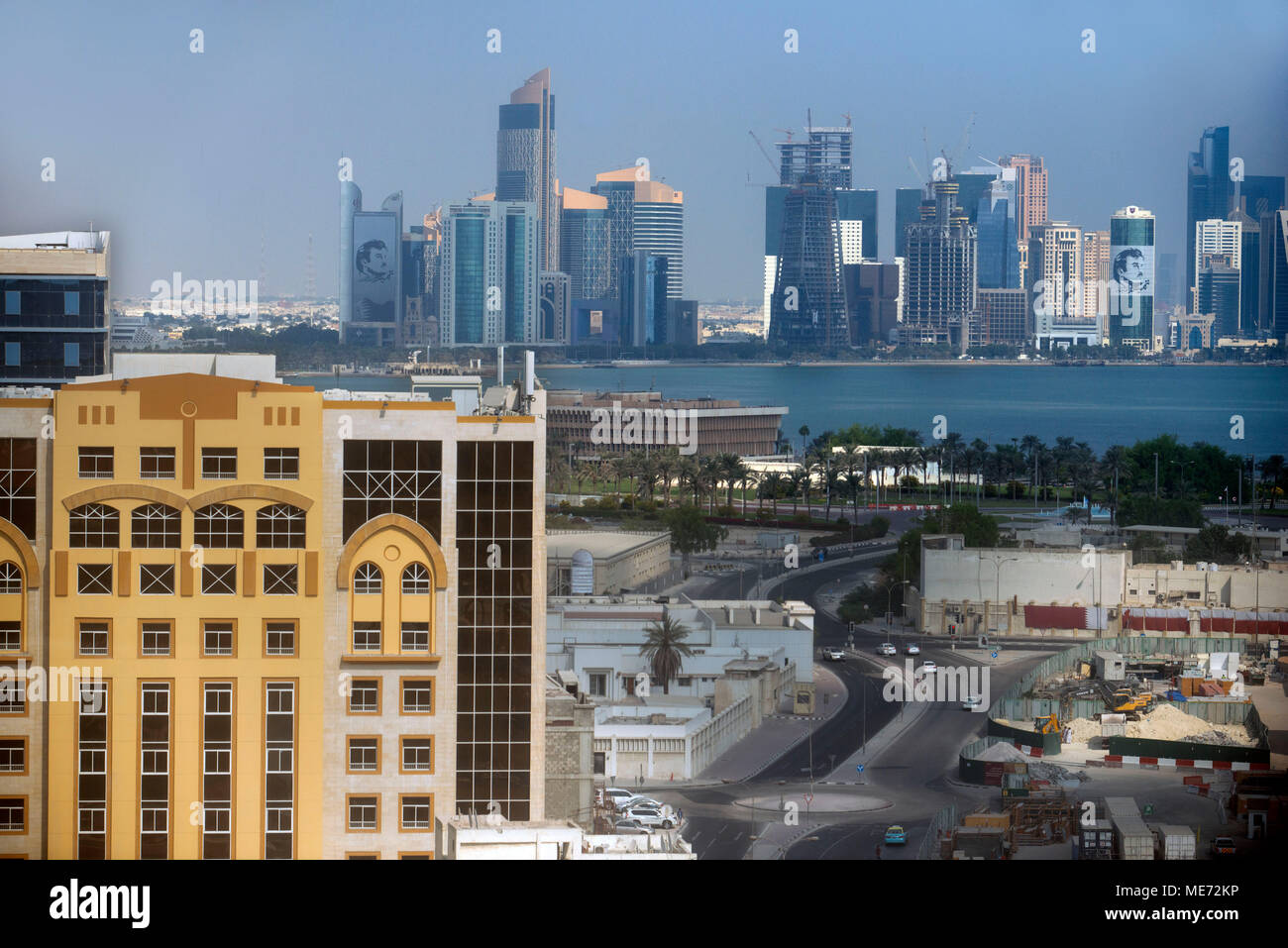 I grattacieli della skyline del centro commerciale di Doha la capitale del Golfo Arabico paese Qatar da Mushaireb in Al Diwan Street Foto Stock