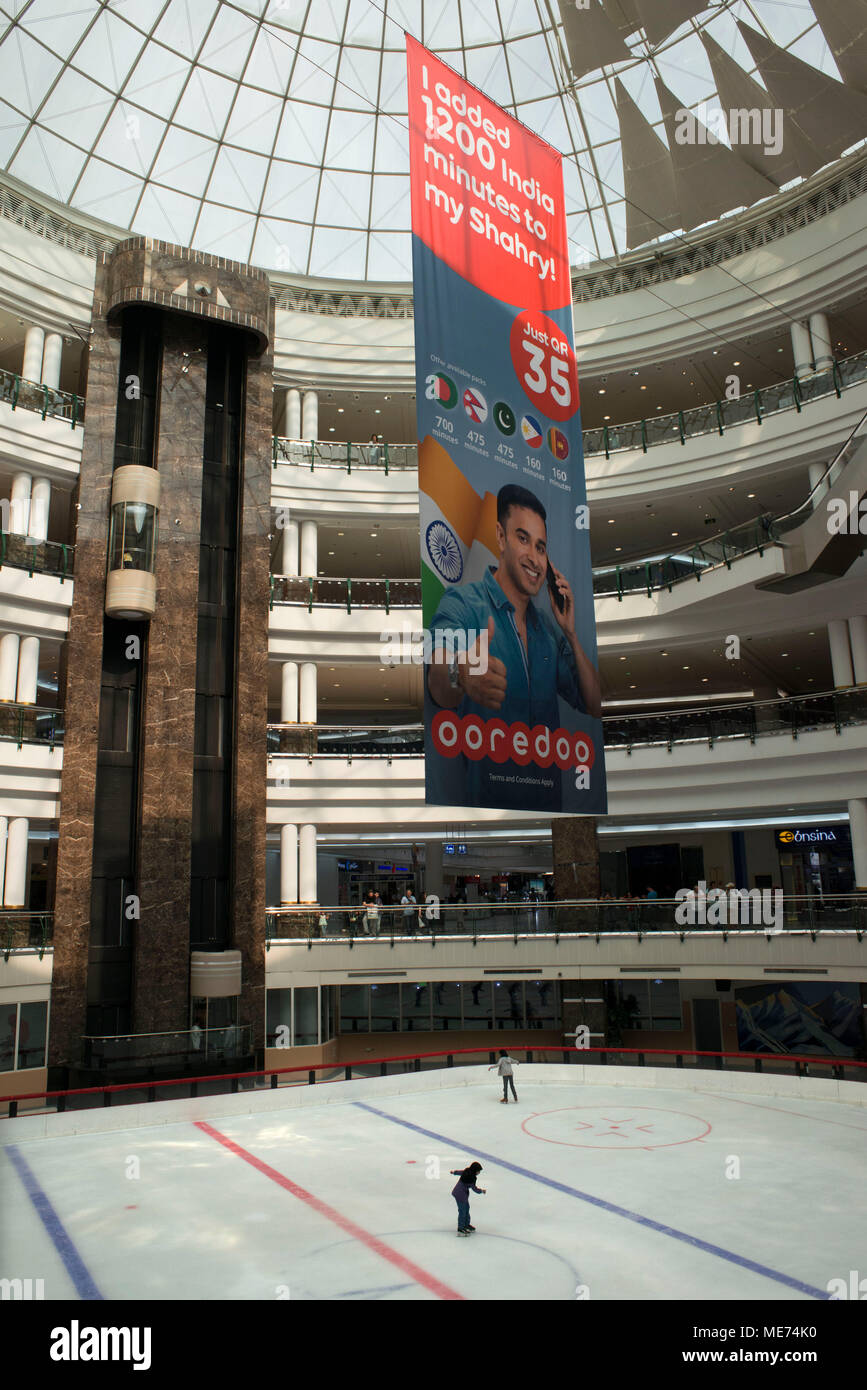 Pista di pattinaggio su ghiaccio nel Doha City Center Mall a Doha la capitale del Qatar nel Golfo Arabico paese Foto Stock