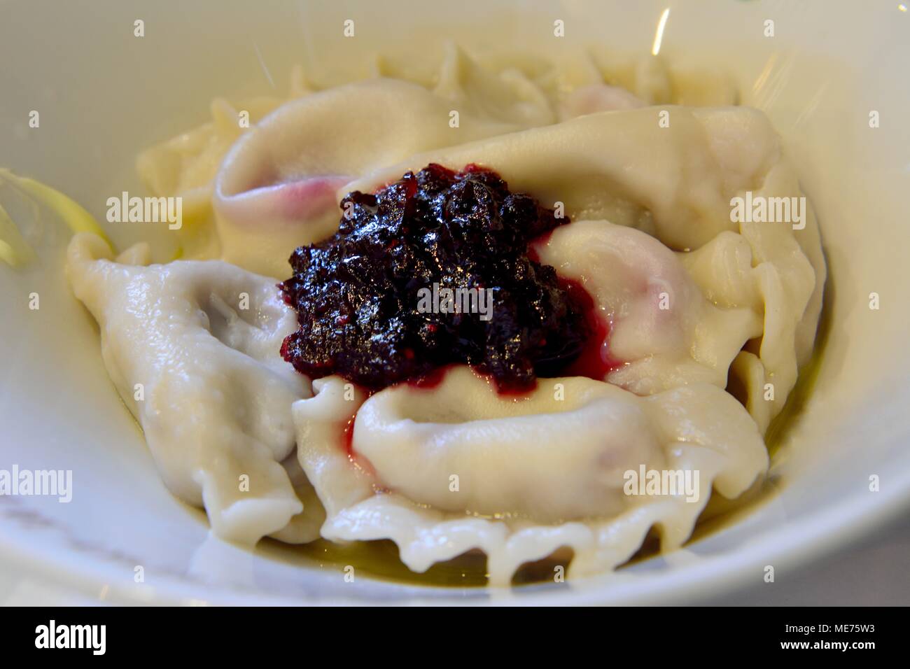 Piastra di russo vareniki gnocchi con cherry. Foto Stock