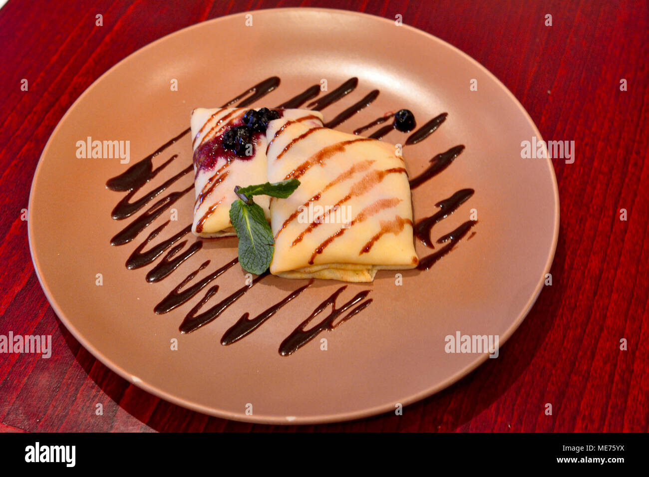 Pancake con ricotta e confettura di mirtilli in Russia. Foto Stock