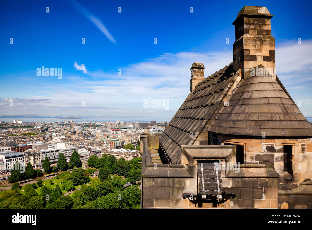 Edinburgh cityscape con la Città Nuova e Princes Street Gardens come vista dal Castello di Edimburgo, Scozia, Regno Unito Foto Stock