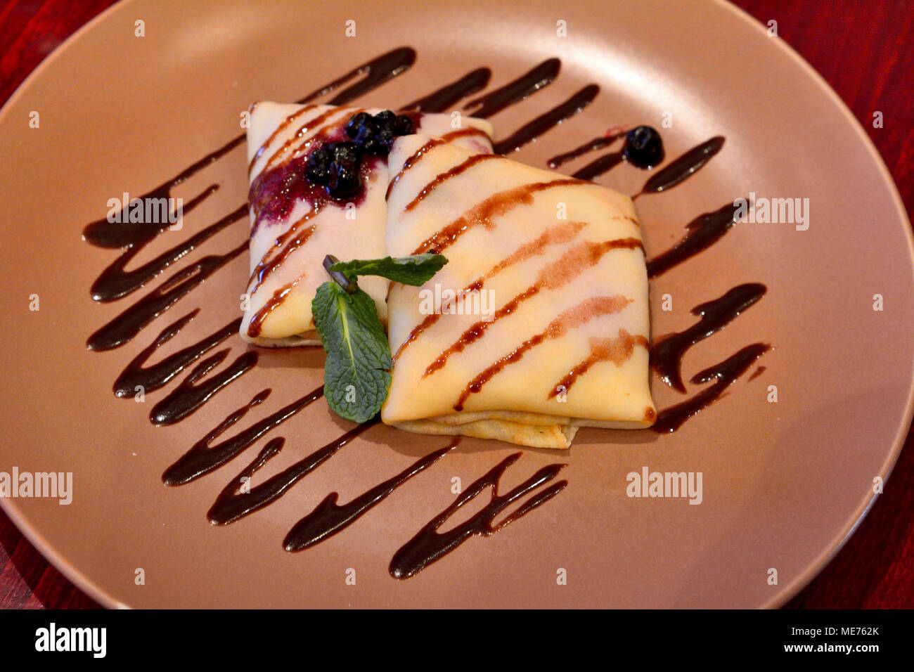 Pancake con ricotta e confettura di mirtilli in Russia. Foto Stock