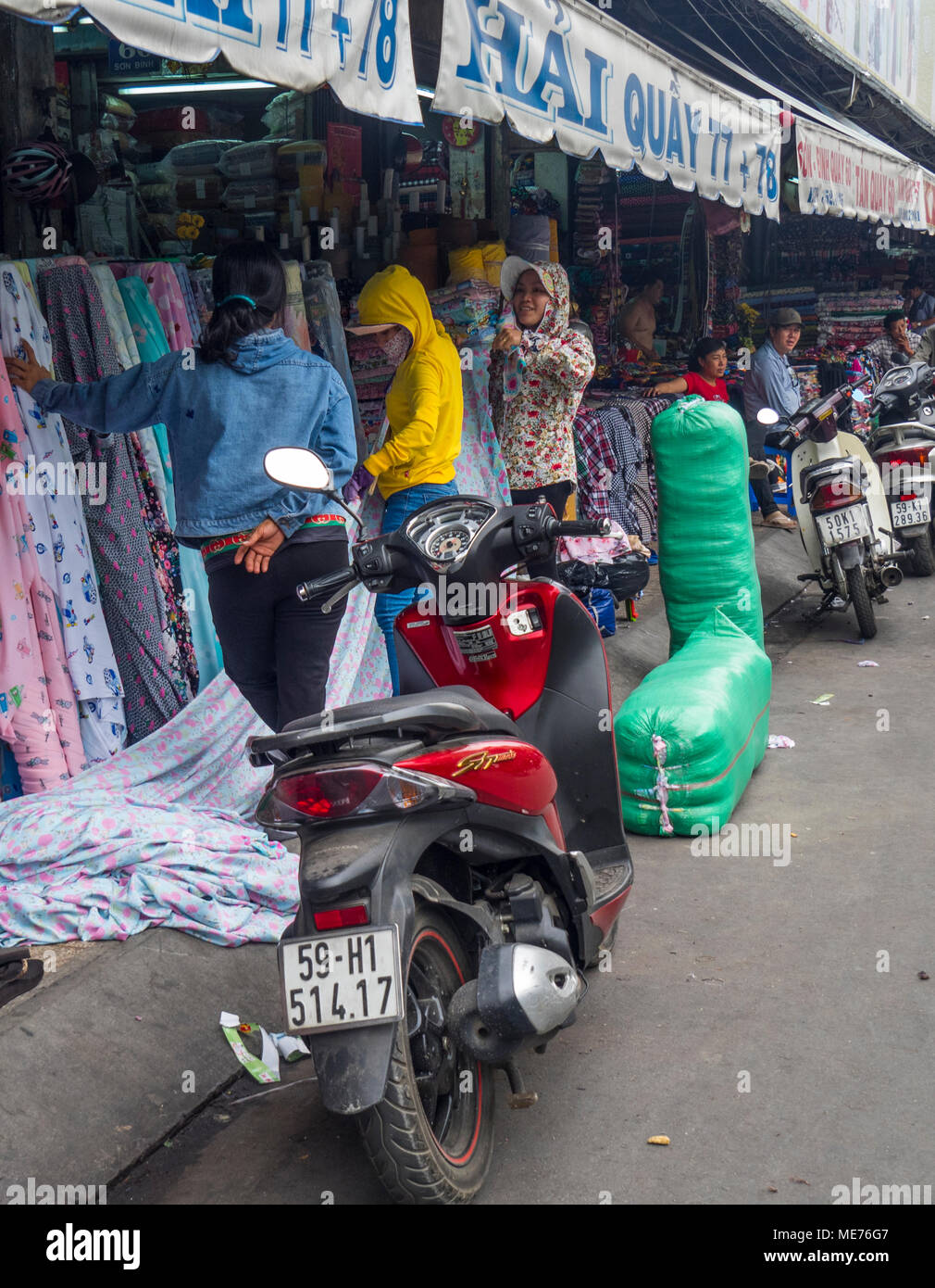 Le donne lo shopping al tessuto tessile e negozi nella città di Ho Chi Minh, Vietnam. Foto Stock