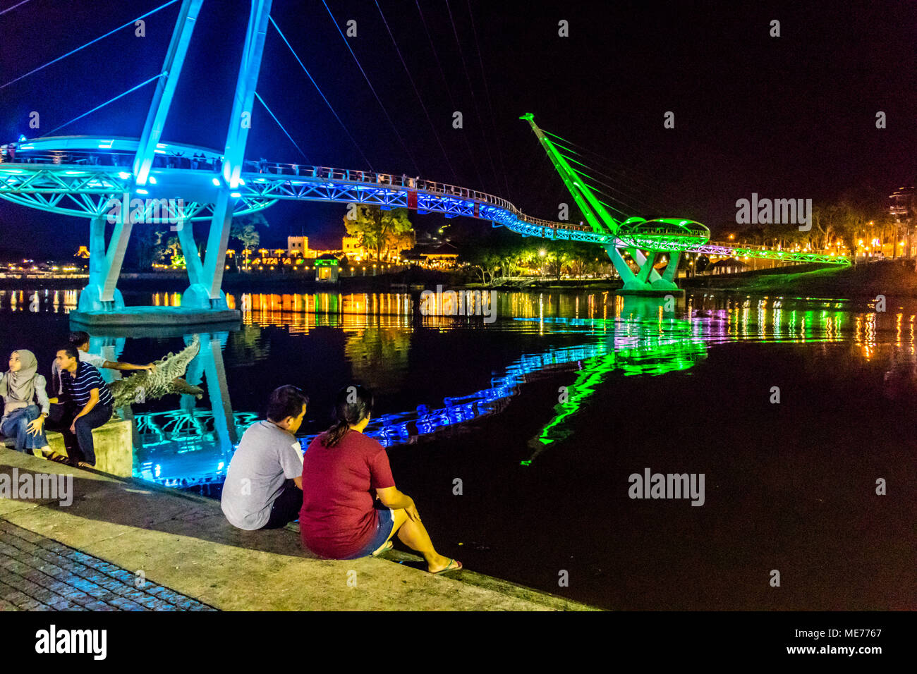 Darul Hana bridge o Golden ponte sopra il fiume Sarawak di notte nella città di Kuching Sarawak Malaysia isola del Borneo Foto Stock