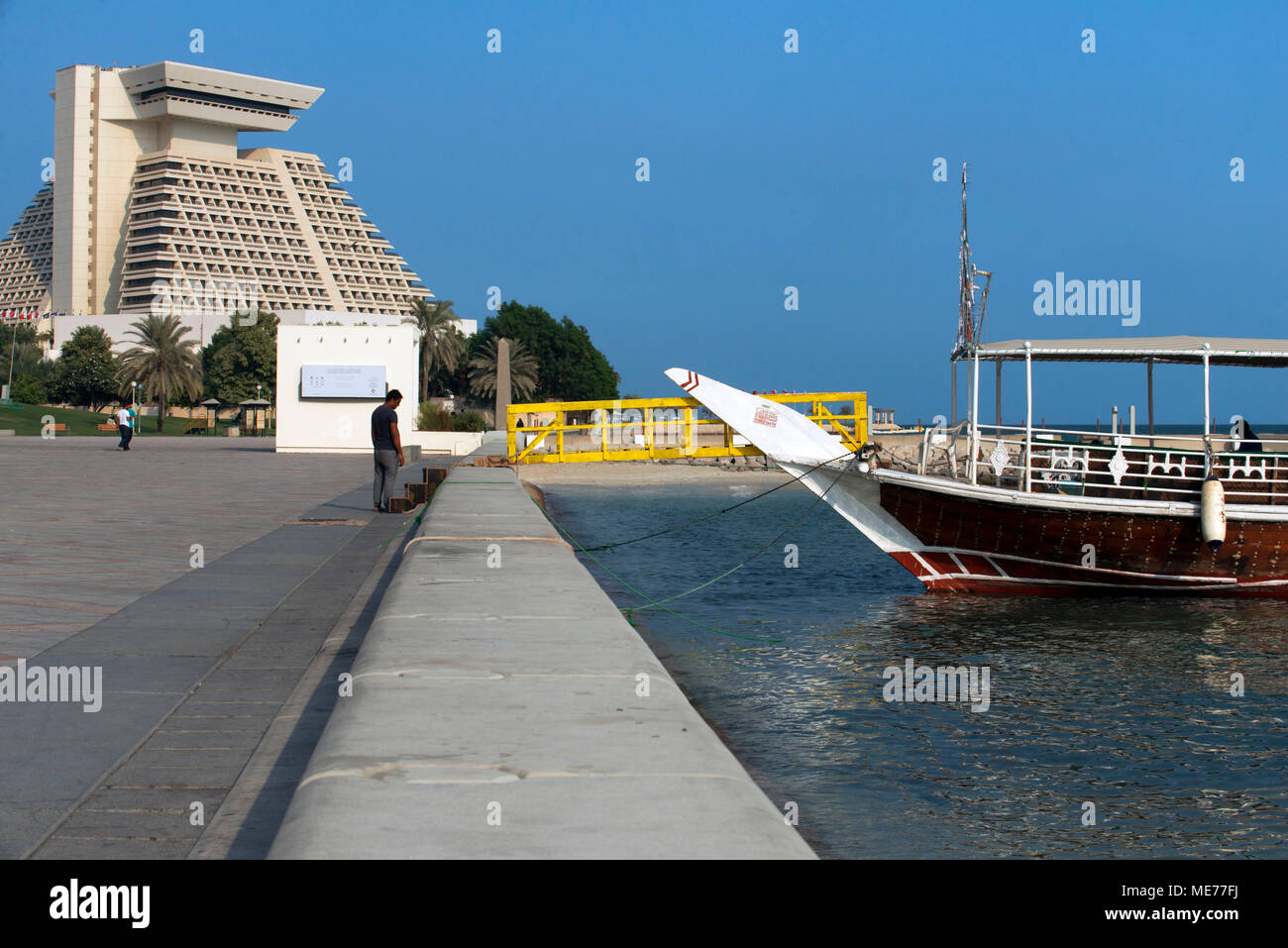 Dhow tradizionale in Vela Corniche, allo Sheraton Park Doha. Dietro i grattacieli dello skyline della zona finanziaria di Doha, la capitale Foto Stock