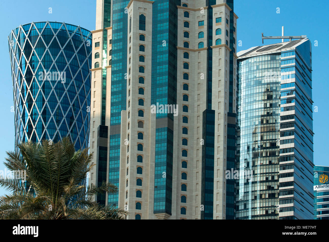 Grattacieli nella zona finanziaria di Doha la capitale del Qatar nel Golfo Arabico paese Foto Stock