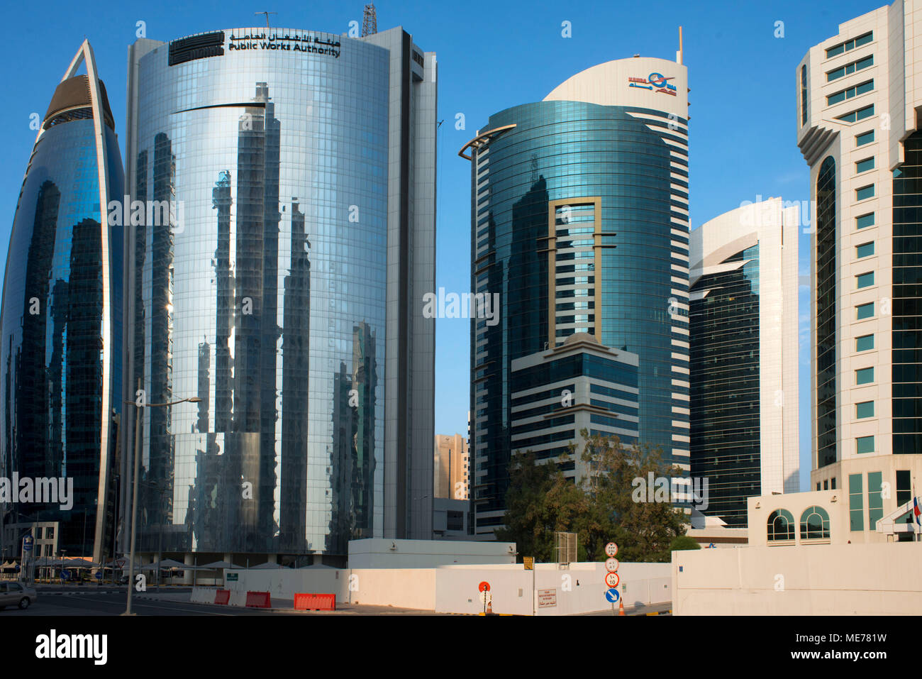 Opere pubbliche autorità edificio nell'area finanziaria di Doha la capitale del Qatar nel Golfo Arabico paese Foto Stock