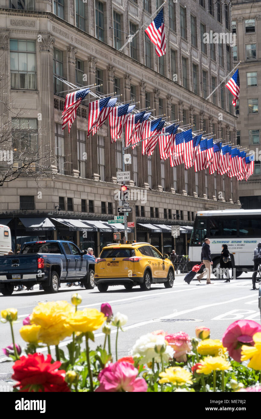 Bandierine americane e fiori di primavera a Saks Fifth Avenue, New York, Stati Uniti d'America Foto Stock