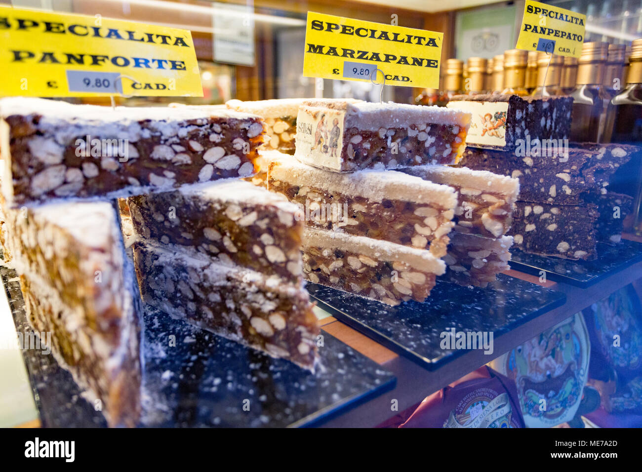 Firenze, Italia - 25 Febbraio 2015: In una vetrina di un negozio di Firenze si trova una varietà di deliziosi dolci. Foto Stock