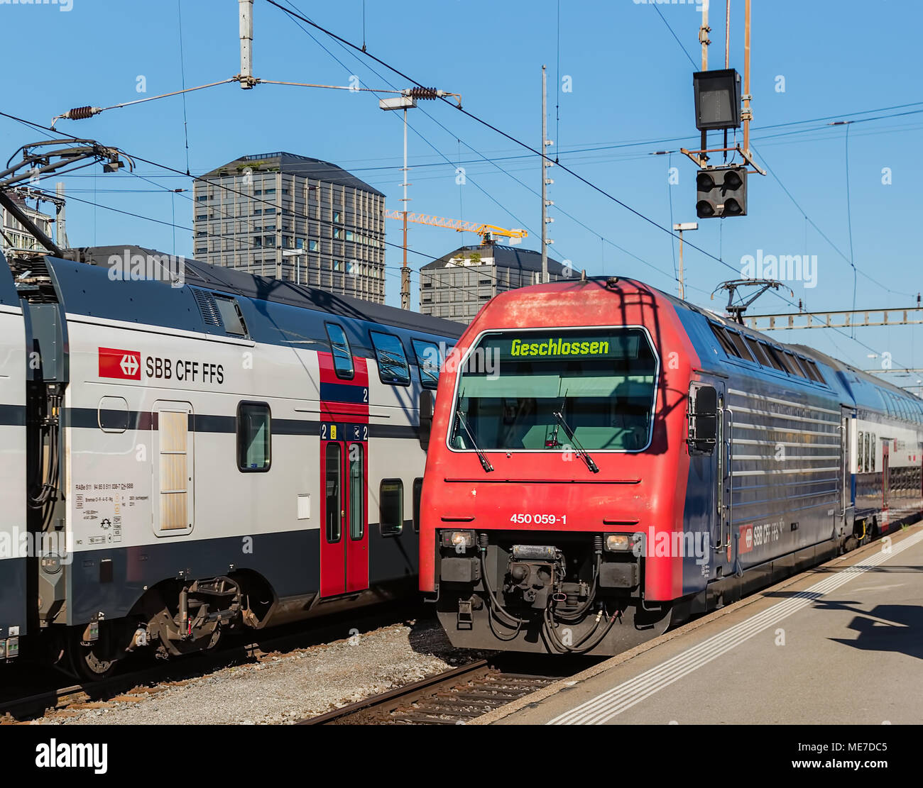 Zurich, Svizzera - 10 July, 2016: treni passeggeri delle Ferrovie Federali Svizzere a Zurigo stazione ferroviaria principale. Zurigo stazione ferroviaria principale è Foto Stock