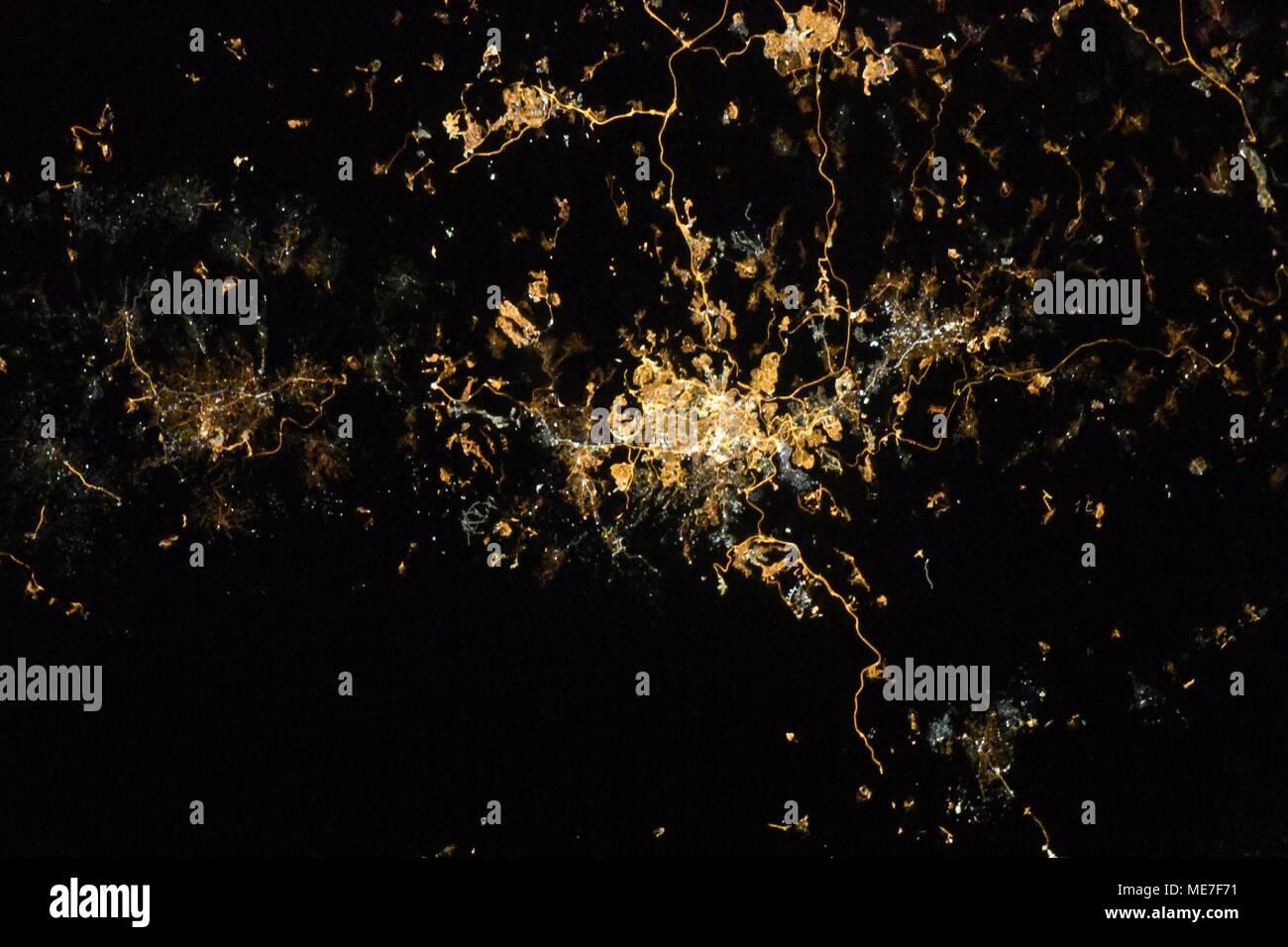 Una vista satellitare delle luci della città di notte in Gerusalemme, Israele come si vede dalla NASA Stazione Spaziale Internazionale Ottobre 29, 2017 in orbita intorno alla terra. (Foto dalla NASA tramite Planetpix) Foto Stock