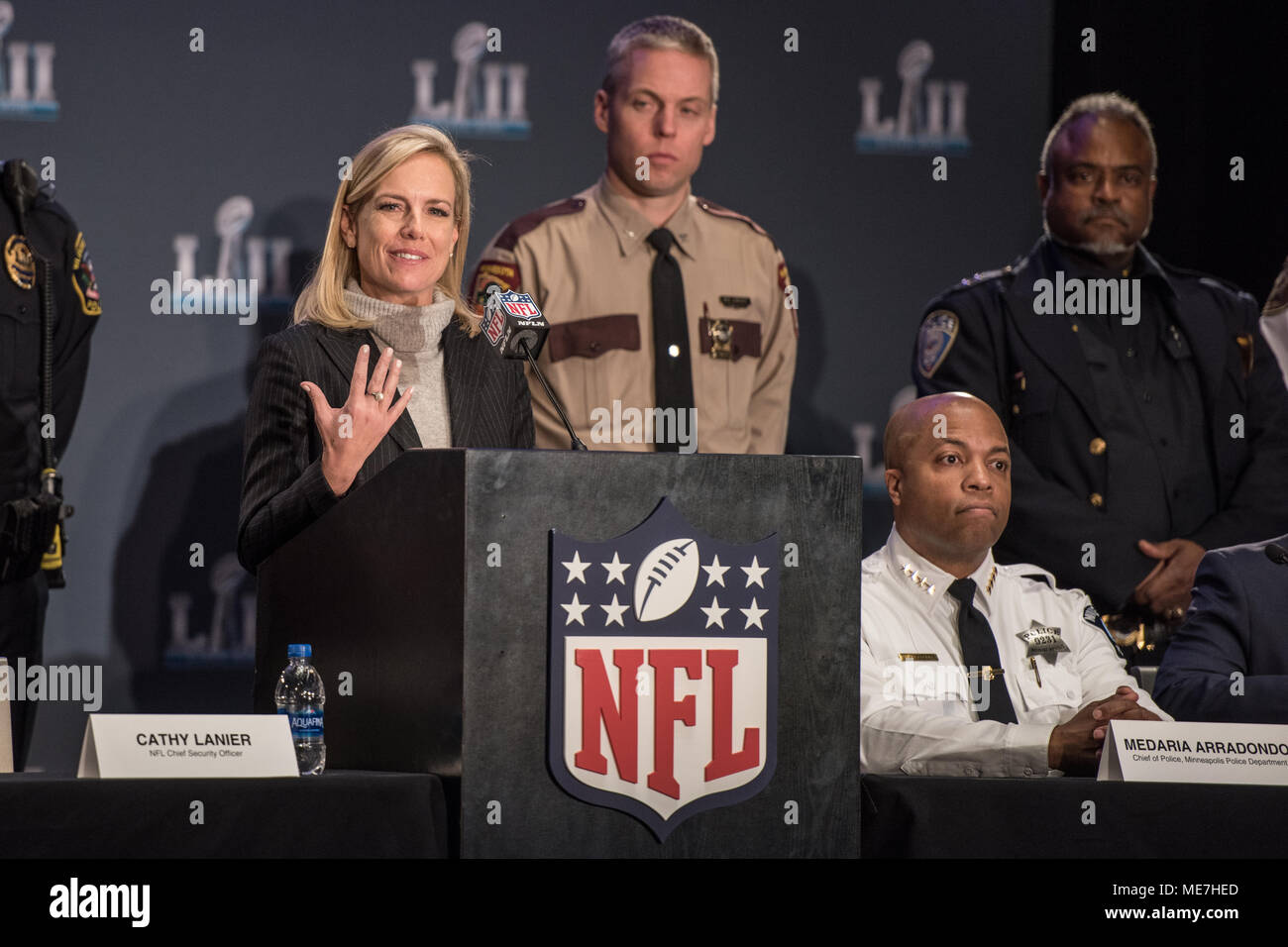 Stati Uniti Homeland Security Segretario Kirstjen Nielsen parla durante la National Football League (NFL) sicurezza conferenza stampa presso l'Hilton Minneapolis prima del Super Bowl LII Gennaio 31, 2018 a Minneapolis, Minnesota. (Foto di Josh Danimarca via Planetpix) Foto Stock