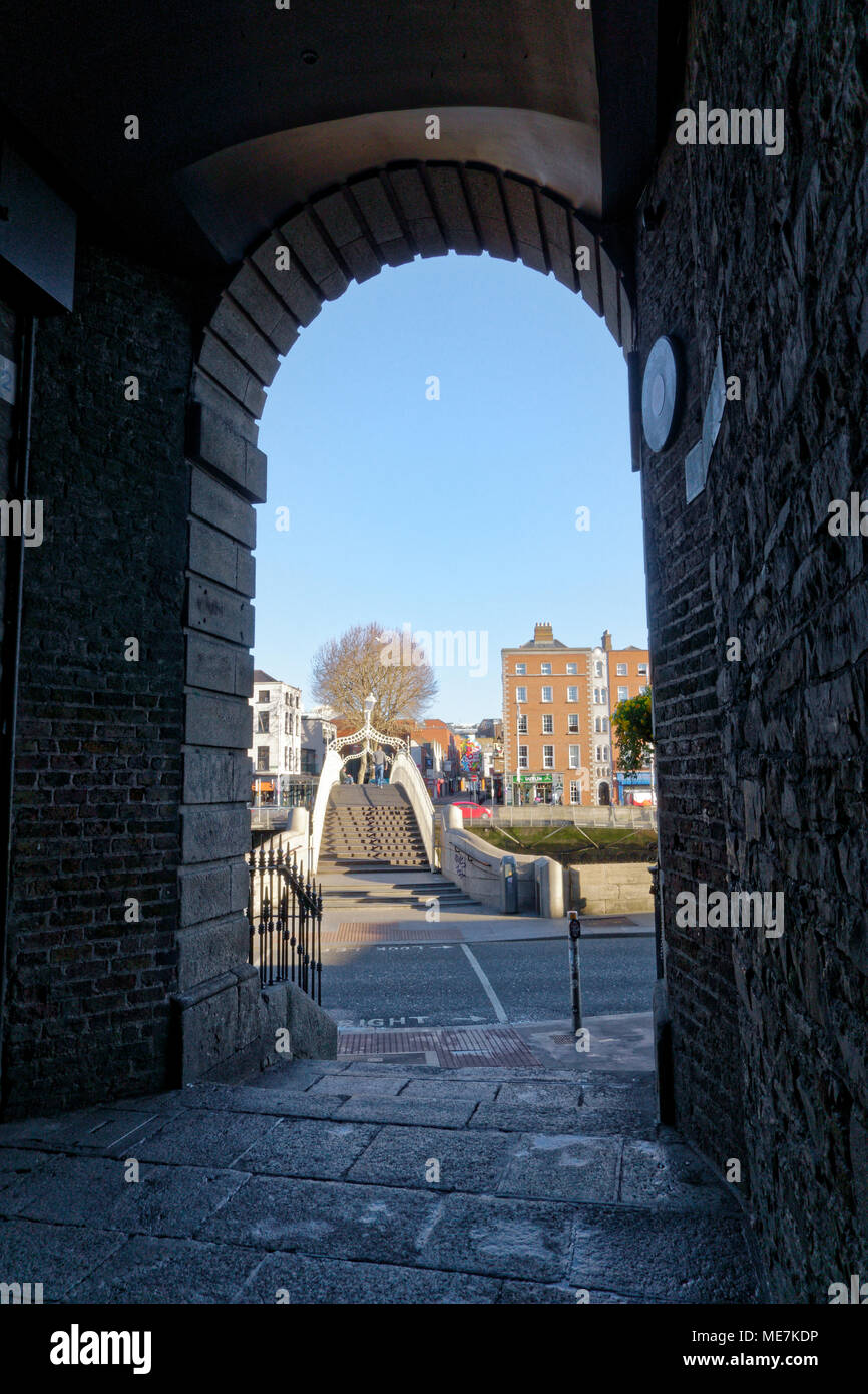 Vista su Ha'penny Bridge nella città di Dublino - Irlanda Foto Stock