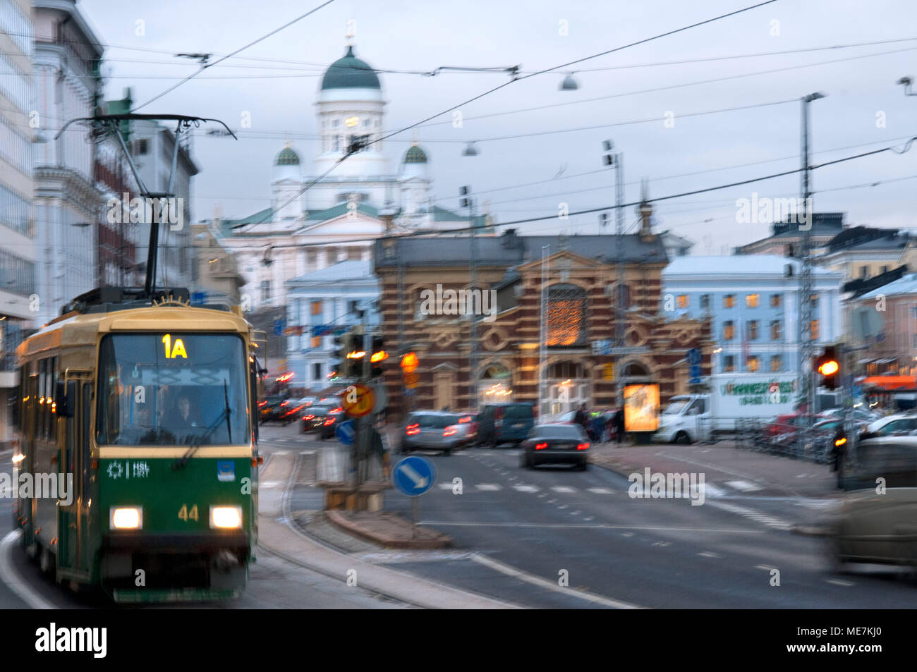 Vista generale della città di Helsinki con il tram, la quota di mercato e la Senaatintori Cattedrale Luterana dall'Eteläranta street. Foto Stock