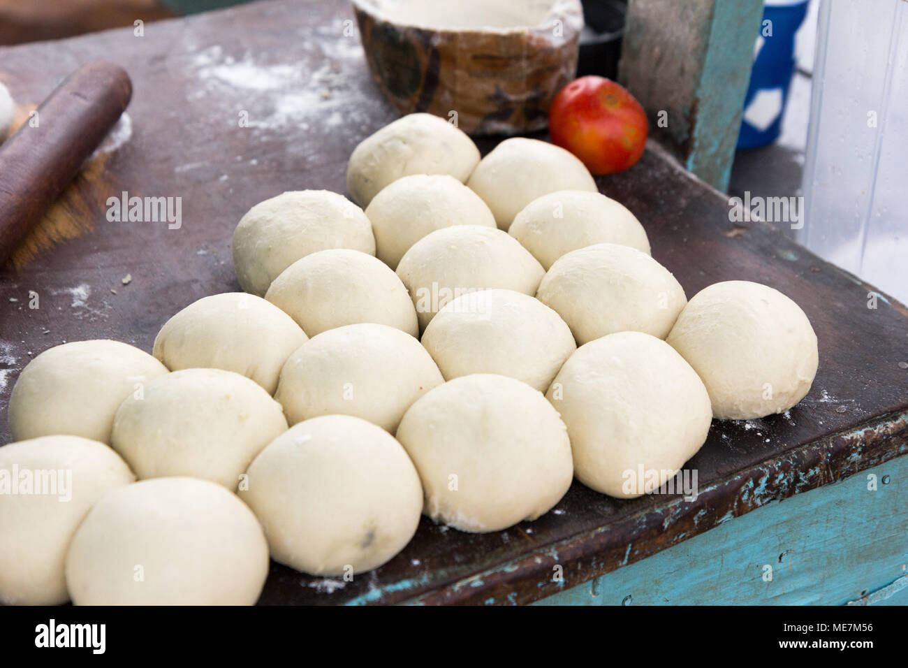 Impastate grumi di impasto pronto per essere sparso e fritto in un flatbread chiamato 'chapati' in Uganda. Girato in Uganda nel maggio 2017. Foto Stock