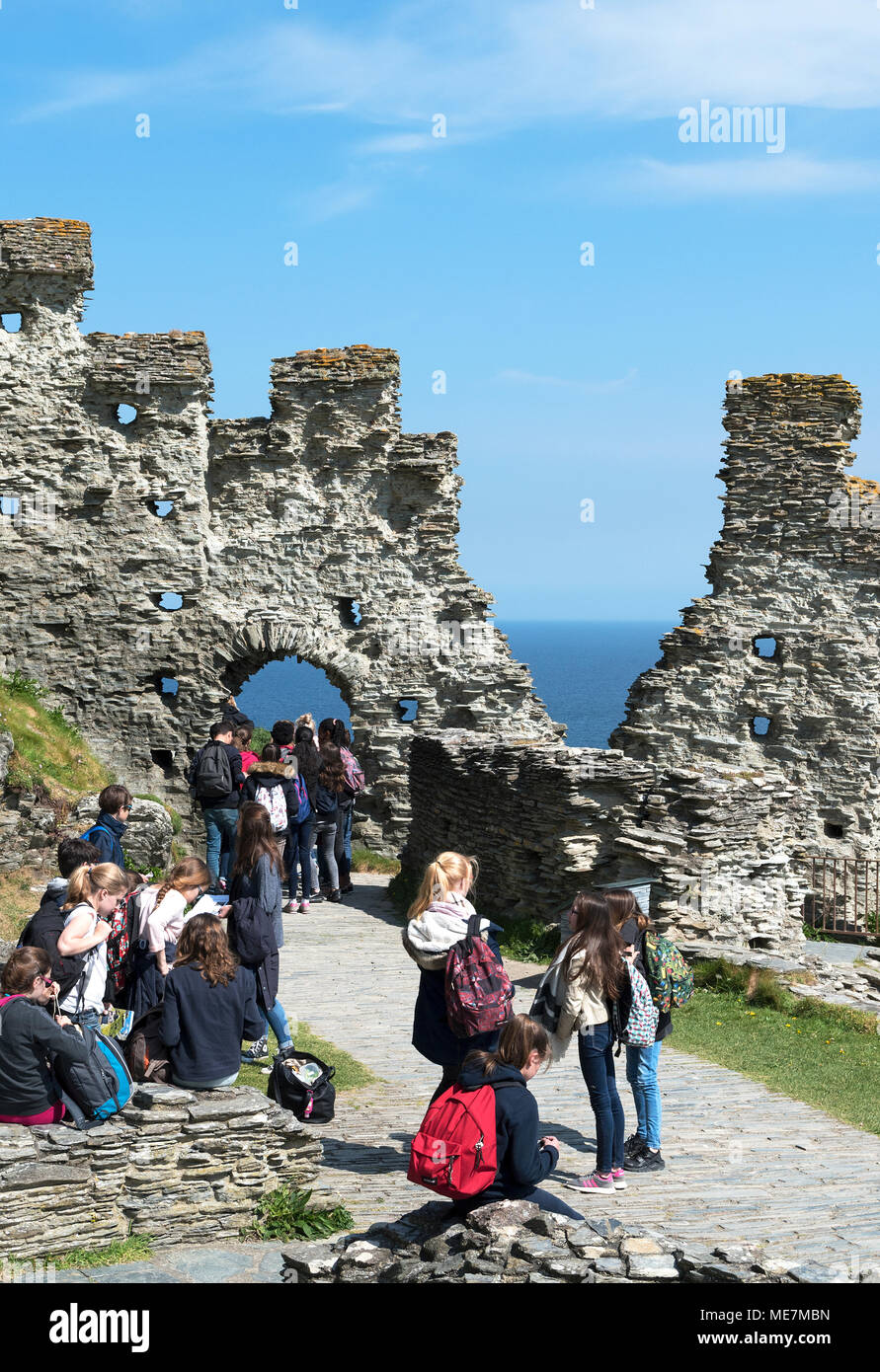 Gli studenti stranieri ai visitatori di Tintagel Castle in Cornovaglia, Inghilterra, Regno Unito, Foto Stock