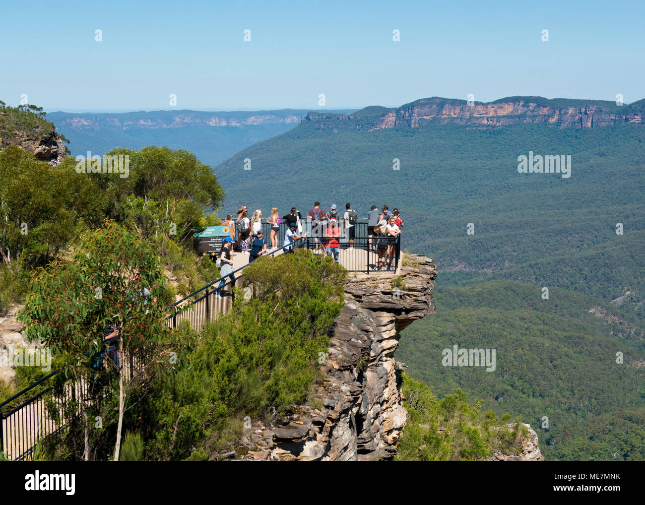 I turisti su un punto di vista della Megalong Valley delle montagne blu in corrispondenza di Katoomba. Nuovo Galles del Sud Foto Stock