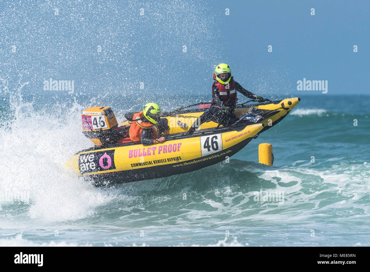 Newquay, Cornwall, Regno Unito. Xxi Aprile, 2018. ThunderCat Racing UK ha restituito alla famosa in tutto il mondo, Fistral Beach in Newquay per il round 3&4 del 2018 ThunderCat Racing Campionati. Spettacolare azione aerea come alcune delle 4m imbarcazioni gonfiabili colpire il surf e raggiungono altezze di 20+ft nell'aria. Gordon Scammell/Alamy Live News Foto Stock