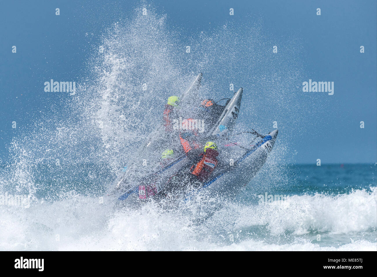 Newquay, Cornwall, Regno Unito. Xxi Aprile, 2018. ThunderCat Racing UK ha restituito alla famosa in tutto il mondo, Fistral Beach in Newquay per il round 3&4 del 2018 ThunderCat Racing Campionati. Concorrenza intensa come alcune delle 4m imbarcazioni gonfiabili colpire il surf e raggiungono altezze di 20+ft nell'aria. Gordon Scammell/Alamy Live News Foto Stock