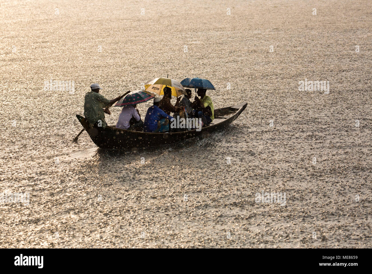 Dacca in Bangladesh. Xxi Aprile, 2018. Pendolari del Bangladesh utilizzare imbarcazioni per attraversare il fiume Buriganga durante la pioggia a Dhaka, nel Bangladesh il 21 aprile 2018. Il fiume Buriganga è economicamente molto importante a Dhaka, utilizzati per il trasporto di una moltitudine di merci, produrre e persone ogni giorno. Si è stimato che circa cinquantamila persone attraversano il fiume Buriganga da Keraniganj a Dhaka, per il lavoro di tutti i giorni. Credito: zakir hossain chowdhury zakir/Alamy Live News Foto Stock
