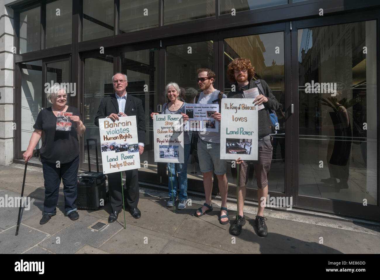 Londra, Regno Unito. Xxi Aprile 2018, gli attivisti da CAAT (campagna contro il commercio delle armi) protestare al di fuori del Land Rover showroom in Mayfair contro di loro di continuare la vendita di veicoli militari al regime del Bahrein e la loro sponsorizzazione per il Royal Windsor Horse Show dove Bahrain il Re Hamad Bin Isa al-Khalifa entreranno a far parte della regina il 12 maggio. Nonostante il Bahrein è orribile e il deterioramento della situazione dei diritti umani, la Gran Bretagna vende ancora oggi grandi volumi di armi al regime, oltre £82m esportazioni concessi in licenza in quanto il 2011 pro-democrazia nascente. Credito: Peter Marshall / Alamy Live News Foto Stock