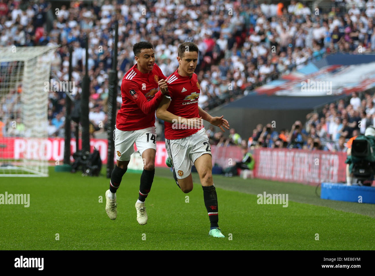 Londra, Regno Unito. Xxi Aprile, 2018. Londra, Regno Unito. Xxi Aprile, 2018. Ander Herrera del Manchester Utd ® festeggia con Jesse Lingard dopo segna i suoi team obiettivo 2a. La Emirates FA Cup semi final match, Manchester Utd v Tottenham Hotspur allo Stadio di Wembley a Londra il sabato 21 aprile 2018. Questa immagine può essere utilizzata solo per scopi editoriali. Solo uso editoriale, è richiesta una licenza per uso commerciale. Nessun uso in scommesse, giochi o un singolo giocatore/club/league pubblicazioni. pic da Andrew Orchard/Andrew Orchard fotografia sportiva/Alamy Live news Foto Stock