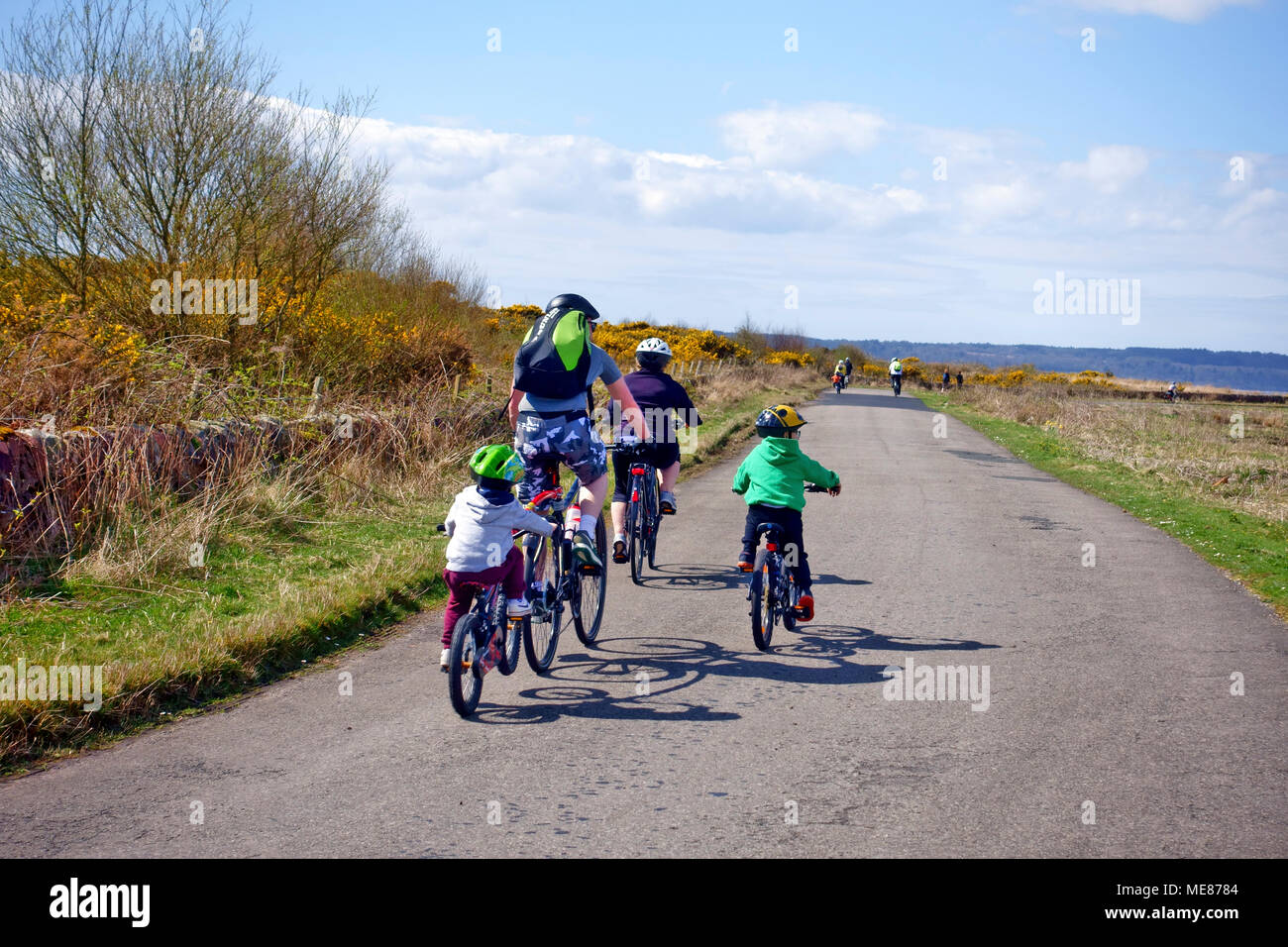 La Scozia, Regno Unito. Xxi Aprile, 2018. Famiglie godendo di escursioni in bicicletta intorno all'Isola di Cumbrae nello Ayrshire in Scozia. Credito: PictureScotland/Alamy Live News Foto Stock