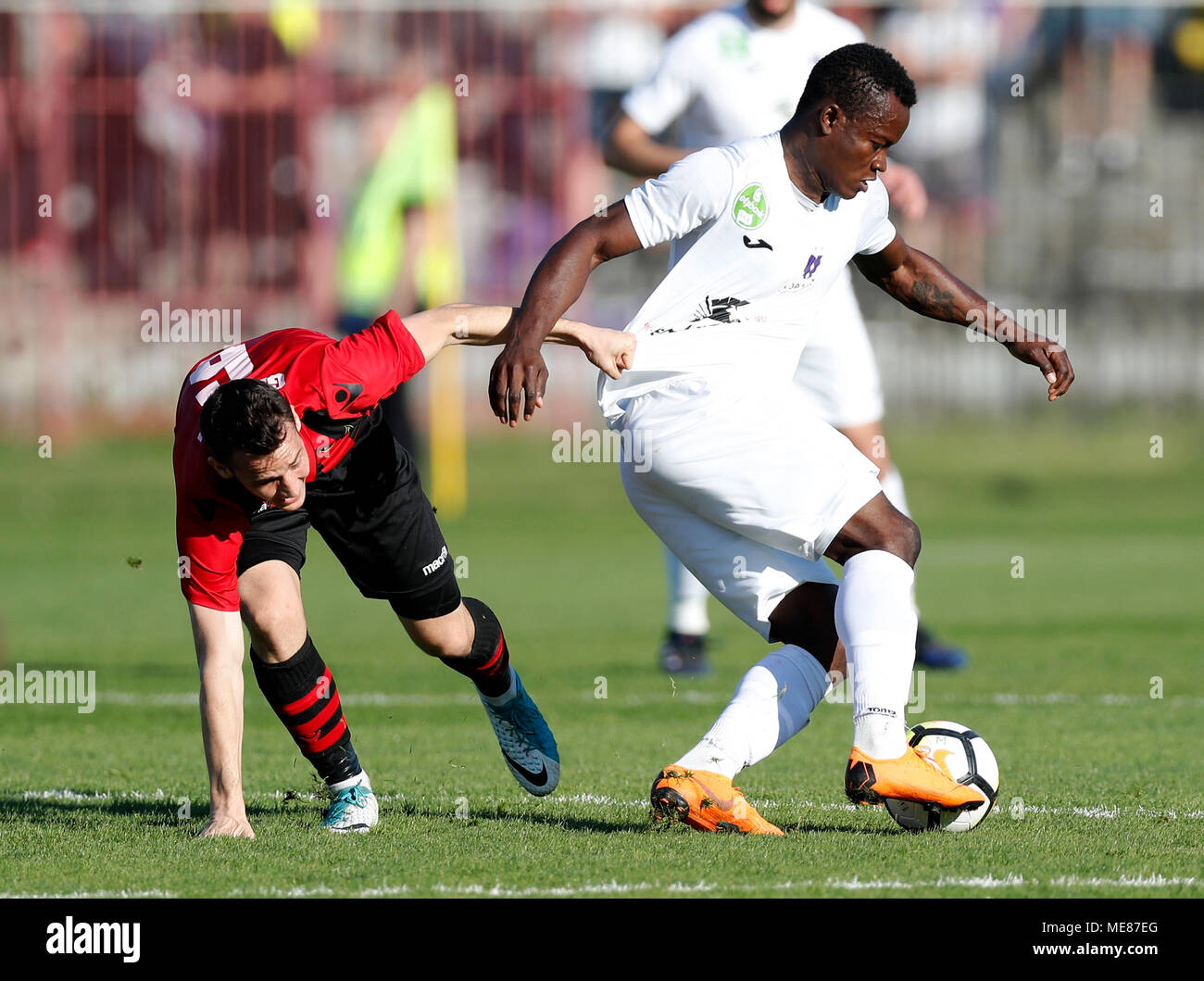 Budapest, Ungheria. Xxi Aprile, 2018. (L-r) Daniel Gazdag di Budapest Honved sfide Vincent Onovo di Újpest FC durante l'Ungherese Banca OTP Liga match tra Budapest e Honved Újpest FC a Bozsik Stadium il 21 aprile 2018 a Budapest, Ungheria. Foto Stock