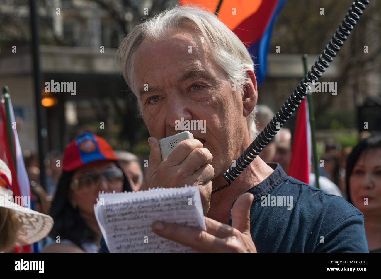 Londra, Regno Unito. Xxi Aprile 2018. Dirk Campbell, il padre di Anna Campbell, un volontario britannico ucciso in lotta per Afrin in curdo YPJ parla di Armeni incontro a marzo a Londra da Marble Arch per il Cenotafio all'inizio di una serie di eventi per commemorare il 103 anniversario dell inizio del genocidio armeno. Essi richiedono che il Regno Unito per seguire il filo di molti altri paesi e riconoscere il genocidio del popolo armeno. Credito: Peter Marshall / Alamy Live News Foto Stock