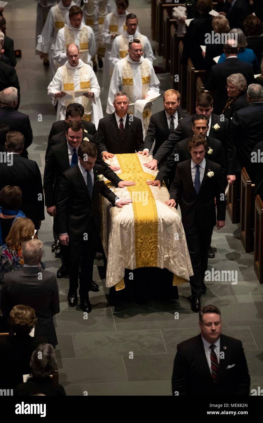 Pallbearers onorario escort ex first lady Barbara Bush è scrigno fuori del santuario alla fine del suo servizio funebre di San Martino la chiesa episcopale in Houston. Foto Stock