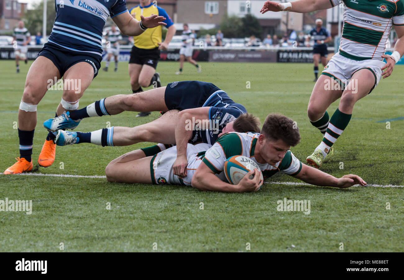 Londra, UK, 21 aprile 2018. I pontili O'Connor punteggi a provare, Ealing Trailfinders v Bedford Blues in Semi Finale del B&I Cup al castello di Bar, Vallis modo, West Ealing, Londra, Inghilterra, il XXI Aprile 2018 punteggio finale 36-16 Credito: Lissy Tomlinson/Alamy Live News Foto Stock