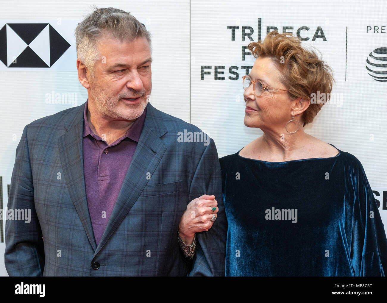 New York, Stati Uniti d'America, 21 aprile 2018. Gli attori Alec Baldwin e Annette Bening assistere alla premiere di "Il Gabbiano" al 2018 Tribeca Film Festival di New York City. Foto di Enrique Shore /Alamy Live News Foto Stock