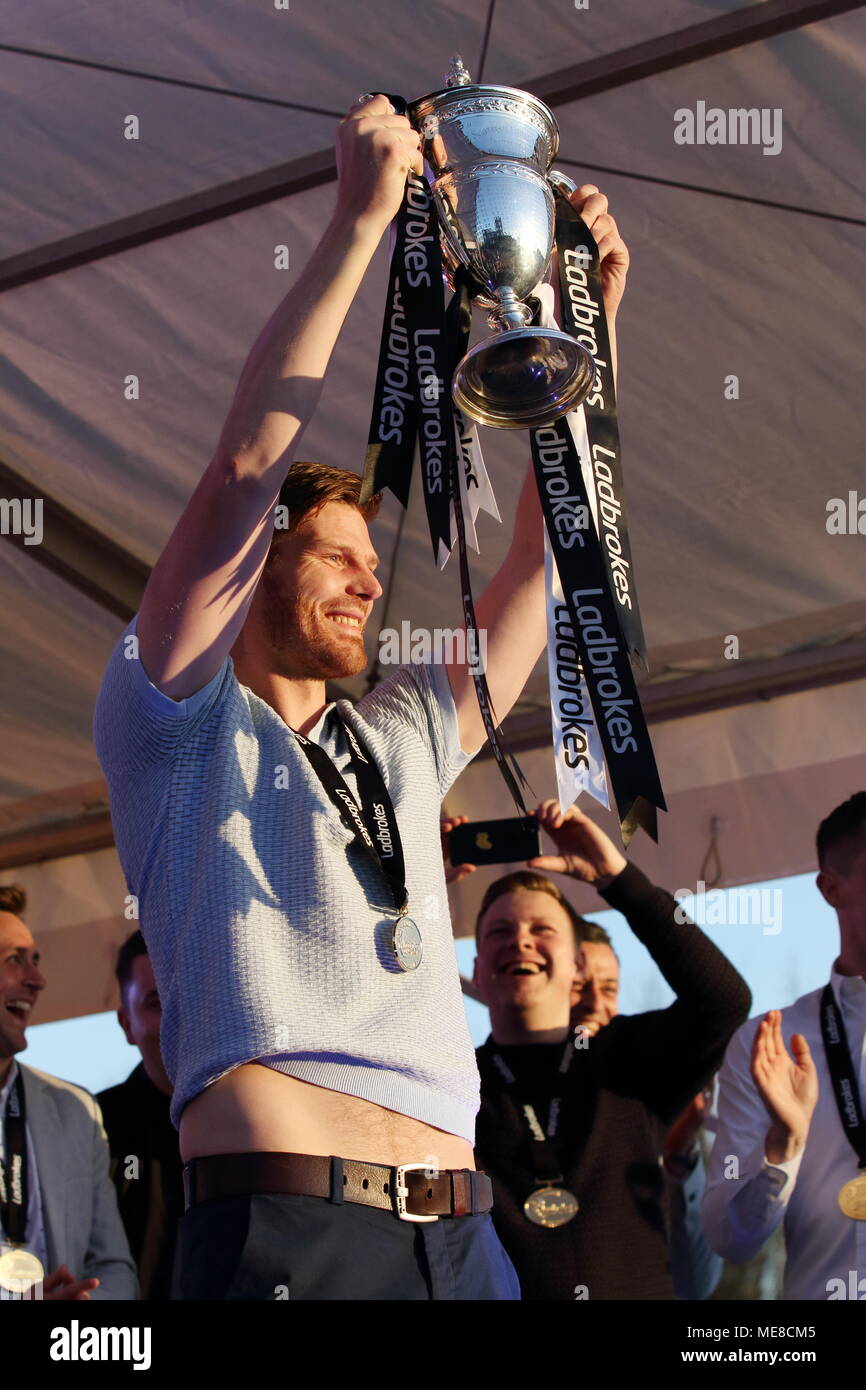 Paisley, Regno Unito, 21 aprile 2018. St Mirren campionato parade Paisley XXI Aprile 2018 Credit: David Cameron/Alamy Live News Foto Stock