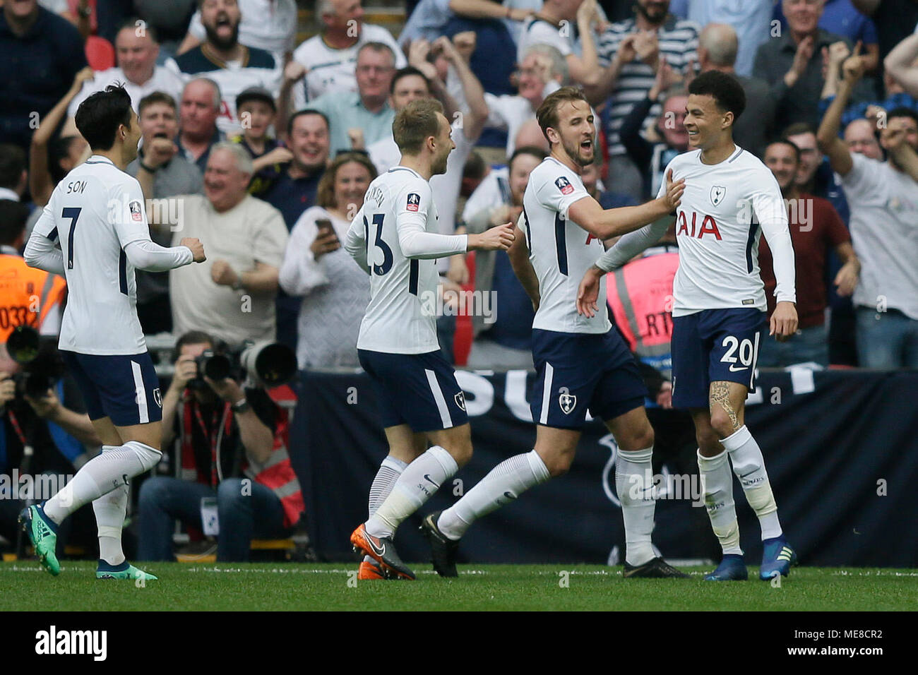 Londra, Christian Eriksen (2 L) e figlio Heung Min dopo un goal durante la FA Cup semi-finale tra Manchester United e Tottenham Hotspur allo Stadio di Wembley a Londra. Xxi Aprile, 2018. Tottenham Hotspur's dele Alli (1R) festeggia con i compagni di squadra Harry Kane (2R), Christian Eriksen (2 L) e figlio Heung Min dopo un goal durante la FA Cup semi-finale tra Manchester United e Tottenham Hotspur allo Stadio di Wembley a Londra, Gran Bretagna il 21 aprile 2018. Il Manchester United ha vinto 2-1 e avanzate per la finale. Credito: Tim Irlanda/Xinhua/Alamy Live News Foto Stock