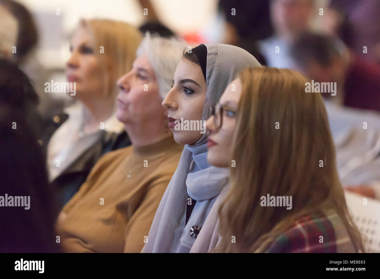 Seattle, Washington, Stati Uniti d'America, 21 aprile 2018. Sostenitori radunati a Pramila Jayapal la rielezione del kickoff di campagna presso la rivettatrice nel Capitol Hill quartiere. La progressiva incombente rappresentante di Washington del settimo quartiere congressuale è una stella nascente del partito democratico e la prima donna Indian-American per servire NEGLI STATI UNITI Casa dei Rappresentanti. Credito: Paolo Christian Gordon/Alamy Live News Foto Stock