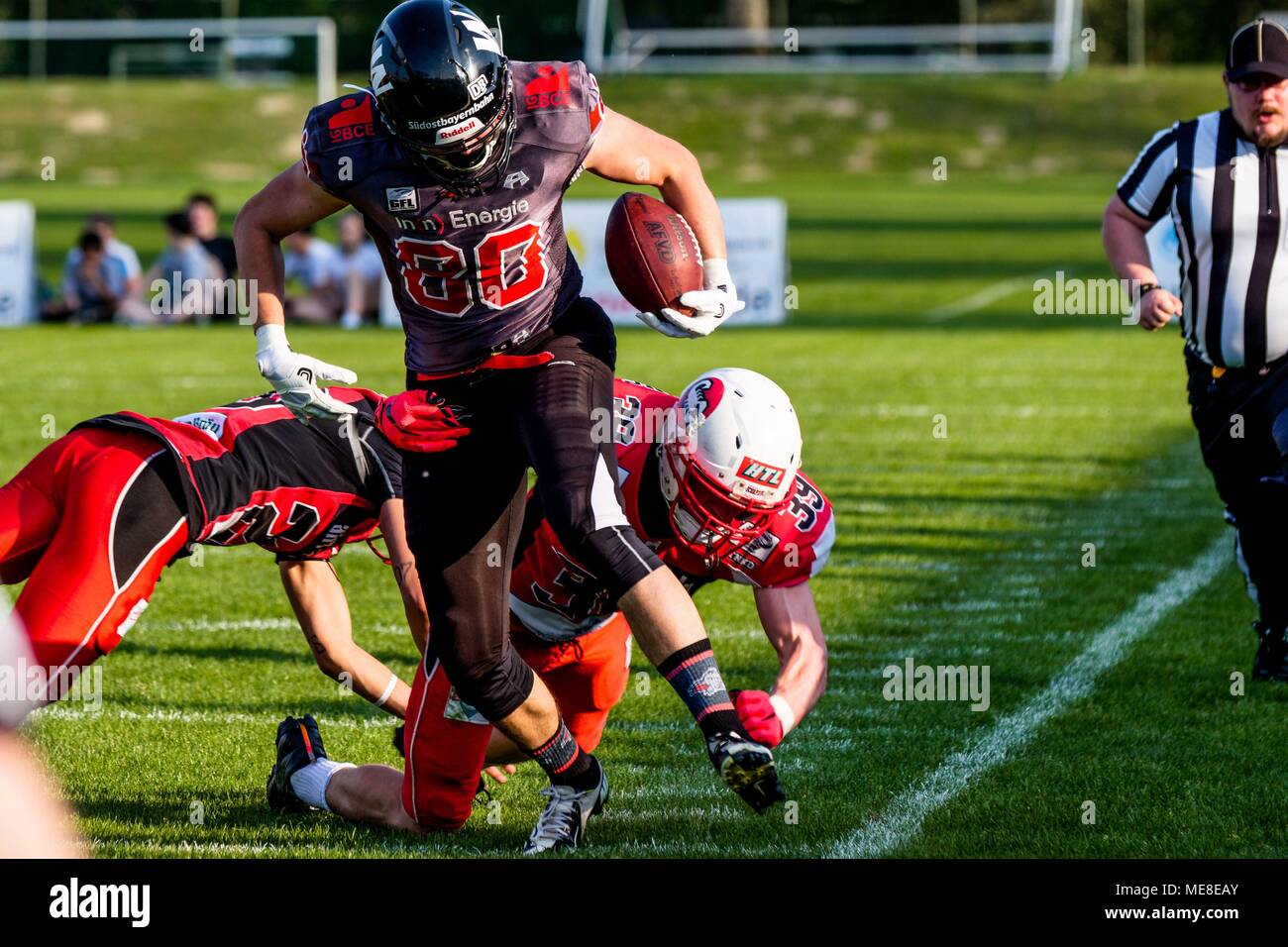 WR # 80 Klaus Fischer /Kirchdorf Wildcats vs. RB/WR # 22 Pascal Flöser, DB # 39 Nico Göhner /Stuttgart scorpioni Foto Stock